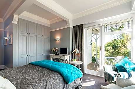 Queen Room with Mountain View