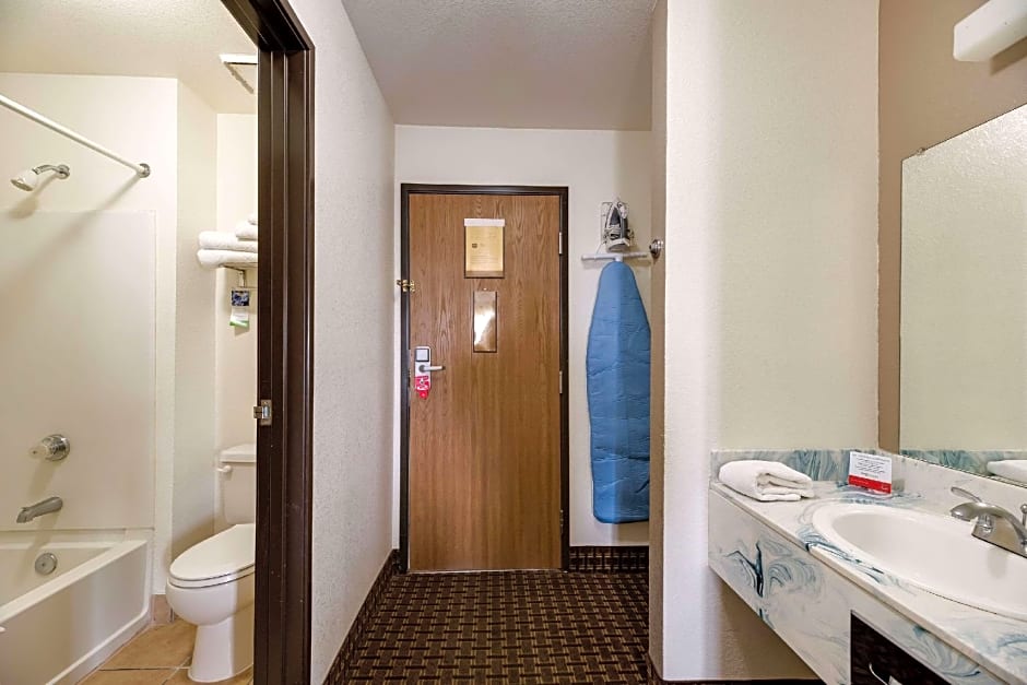 Econo Lodge Inn & Suites