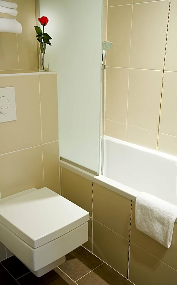 Photo 1 of 7 of Superior Multiple Beds, Bathtub