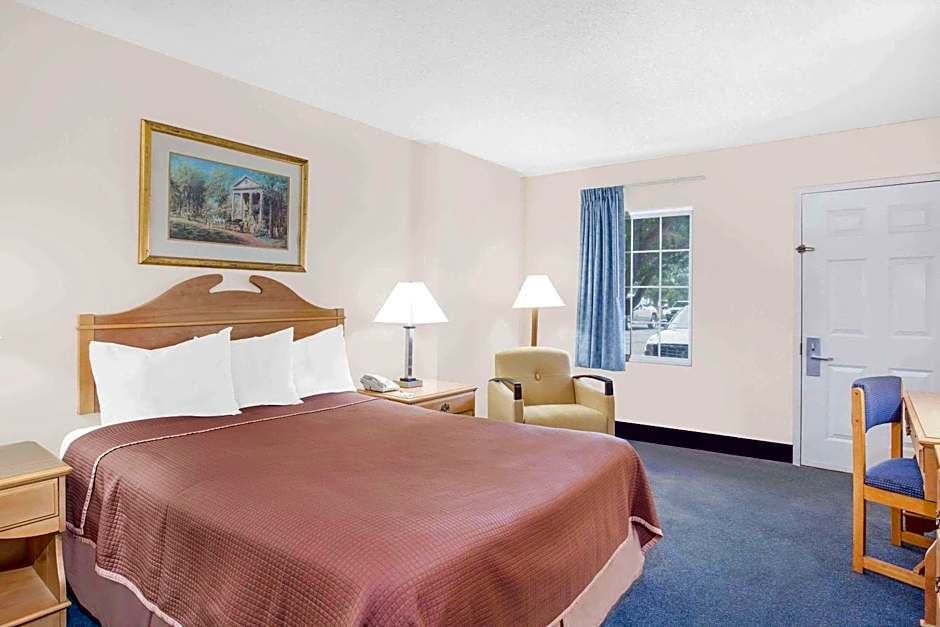 Howard Johnson by Wyndham Staunton