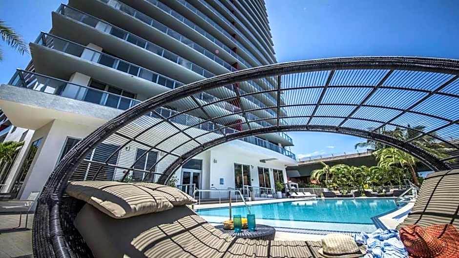 Spectacular View wBalcony Pool