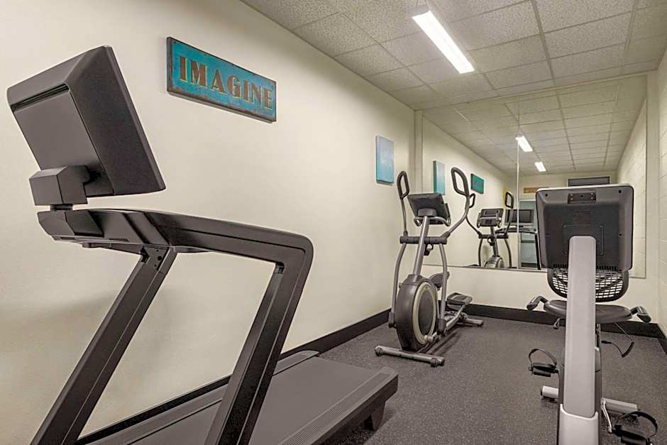 Ramada by Wyndham Richland Center