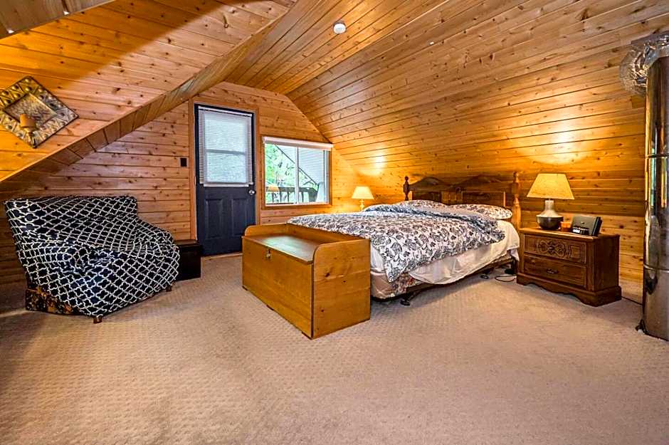 Rustic cabin w Games near Lake & National Park