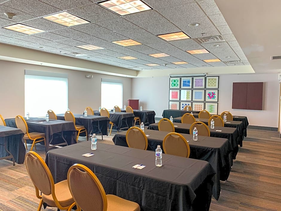 Holiday Inn Express & Suites Lexington Downtown Area-Keeneland, an IHG Hotel