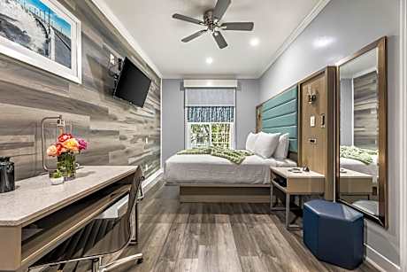 Club Room, Revive 1 Queen Room Nonsmoking