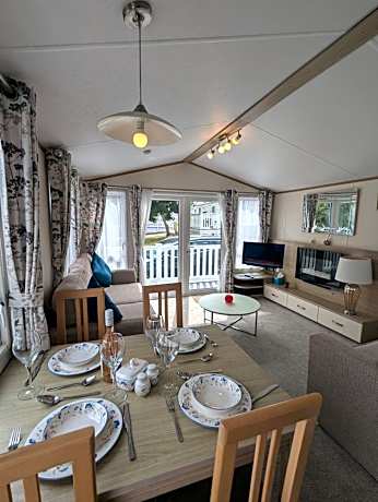 LOVELY BRIGHT AND AIRY CARAVAN ON THE 5 Star SHOREFIELD COUNTRY PARK ENTERTAINMENT PASSES INCLUDED