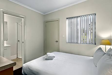 Superior 3 Bedroom Cabin - Sleeps 8