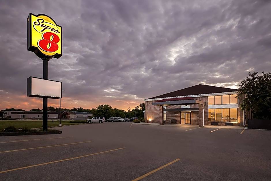 Super 8 by Wyndham Watertown WI