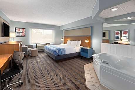 Deluxe King Room - Second Floor/Non-Smoking