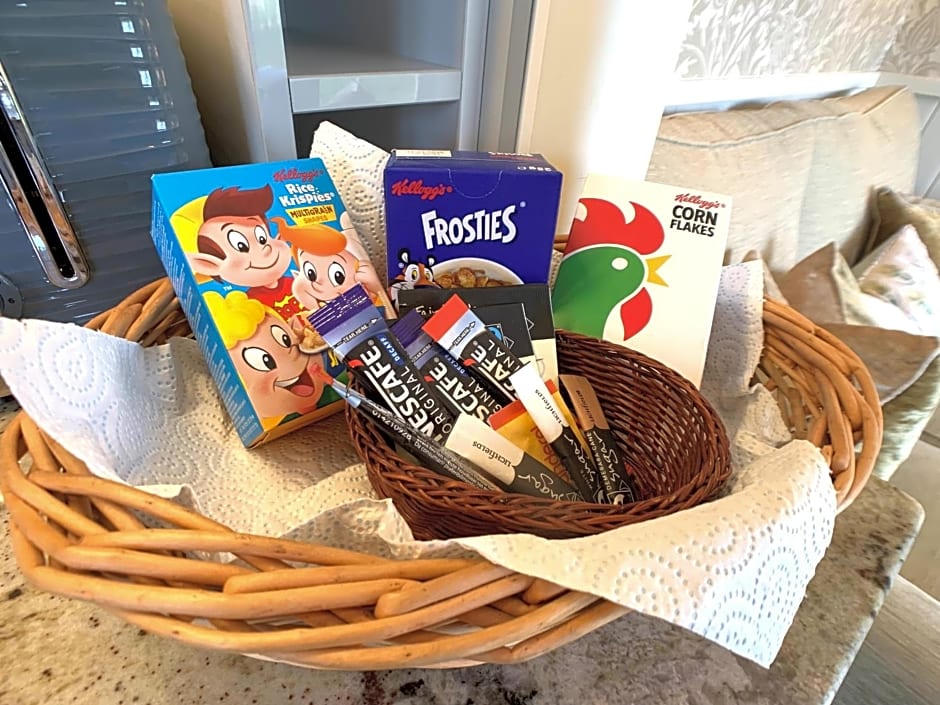 Luxury Shepherds Hut with Superb Views & Fire Pit & walking distance to a superb Gastro Pub