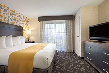 2 ROOM SUITE-1 KING BED-POOL/GARDENVIEW