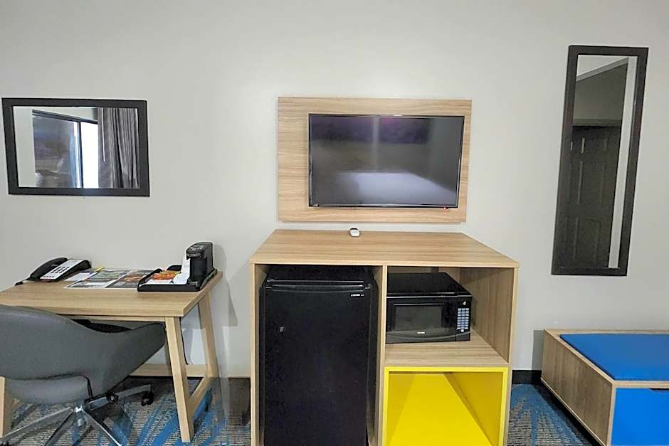 Days Inn & Suites by Wyndham Katy