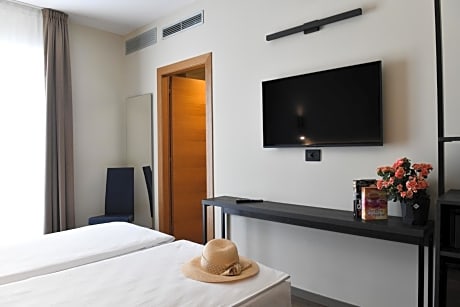 Superior Double or Twin Room with Balcony, Beach Access and Parking