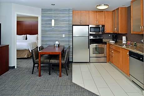 2 Bedroom Suite, Bedroom 1: 1 King, Bedroom 2: 1 Queen, Sofa bed
