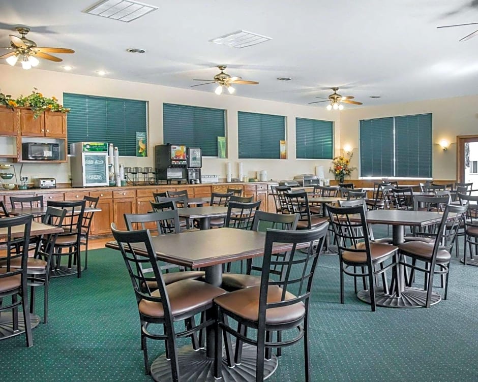 Quality Inn & Suites Mackinaw City Beachfront