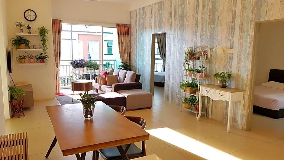 Spacious 4 Bedroom @ Secret Garden, Night market