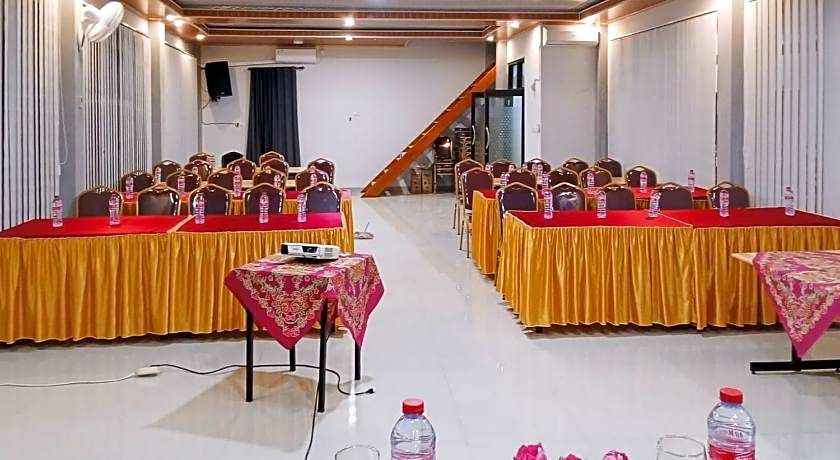 RedDoorz Plus @ New Favour Hotel Gunung Dempo