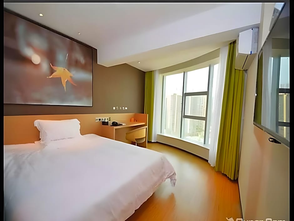 IU Hotel Zhengzhou Xinzheng Sias International University Branch