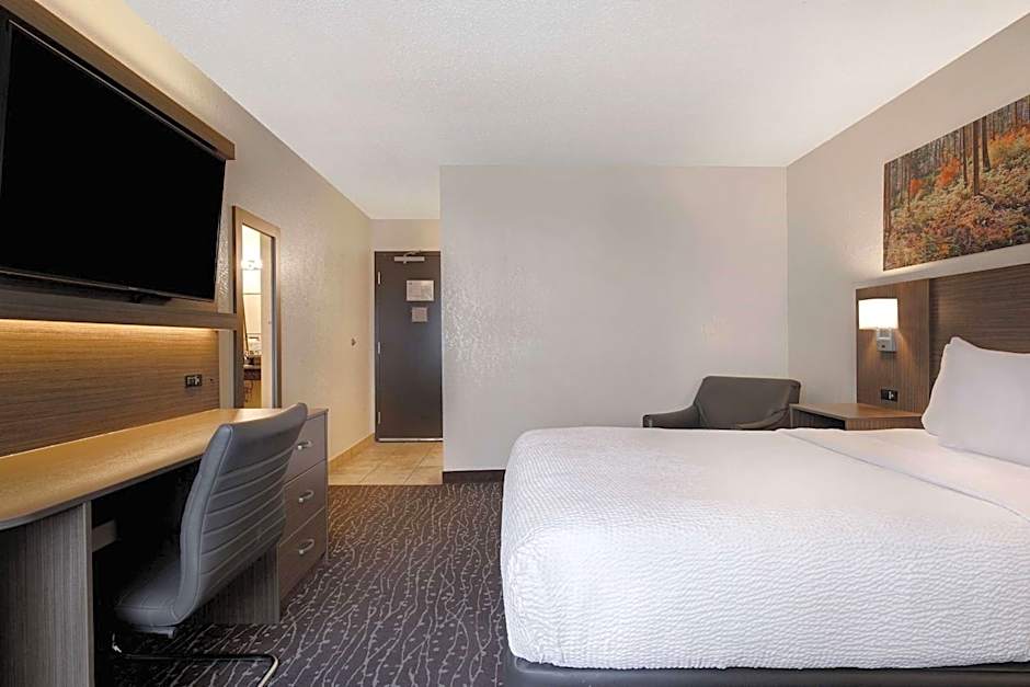 Photo 1 of 5 of 2 Queen Beds, Mobility Accessible, Grab Bars, Bathtub