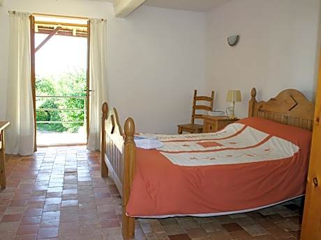 King-Ensuite with Shower-Garden View