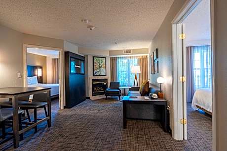 Two Bedroom Suite, 2 Bedroom Suite, Bedroom 1: 1 Queen, Bedroom 2: 1 Queen, Sofa Bed