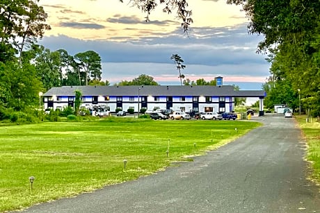 Rodeway Inn & Suites