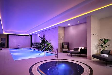 Montcalm East, Autograph Collection