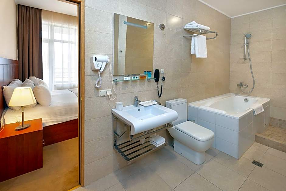 Ani Plaza Hotel