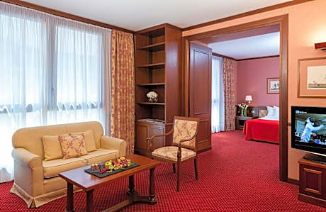 One-Bedroom King Suite (2 Adults)