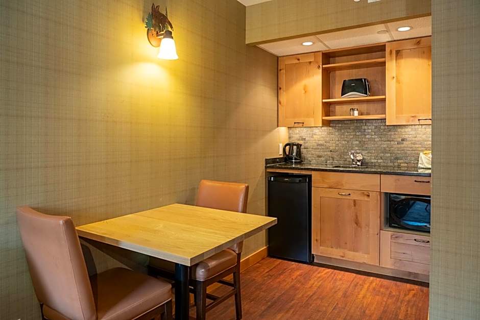 Fox Hotel And Suites