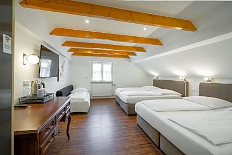 Family Room (6 Adults)