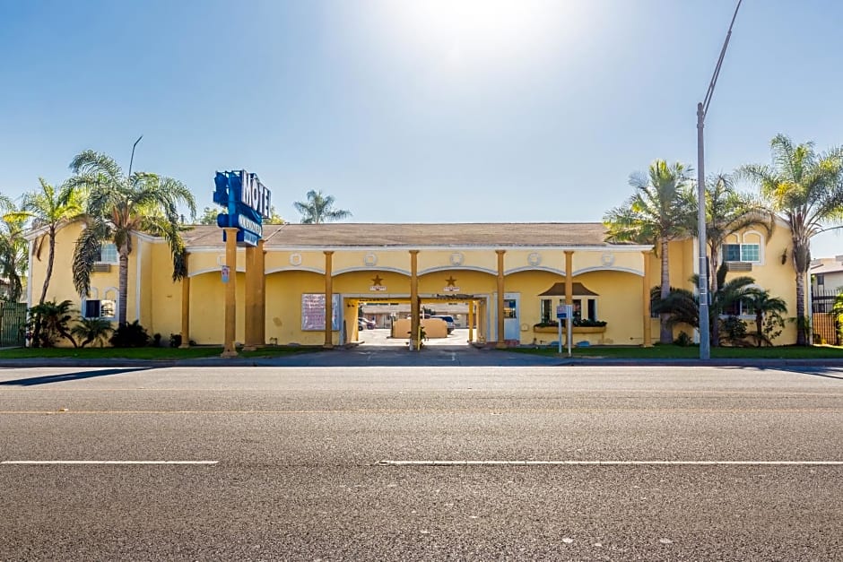 Colonial Pool & Spa Motel
