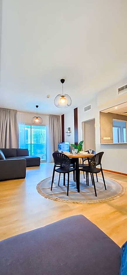 Spacious Apartment Marina View