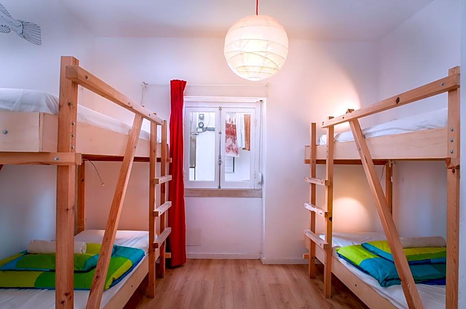 Nazaré Hostel - Rooms & Dorms