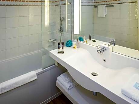 Standard Room with One Double Bed and Twin Beds