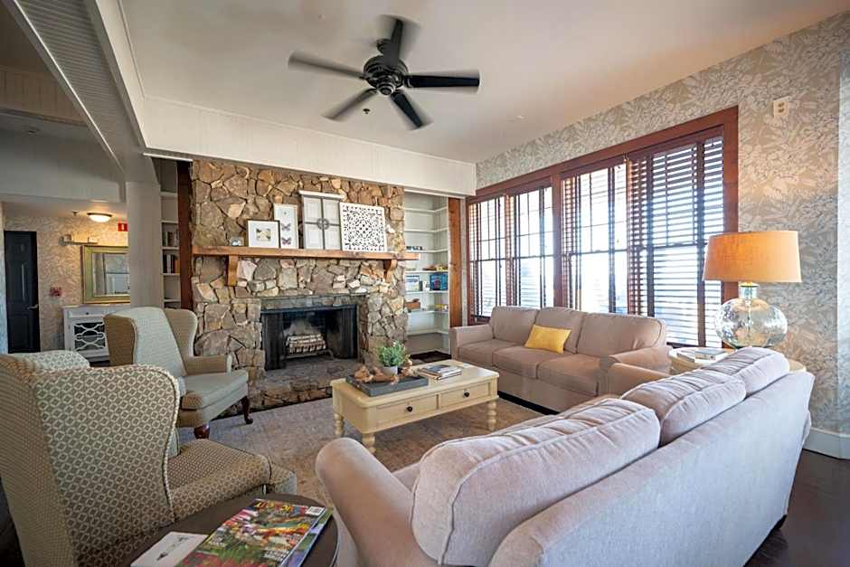 Elizabeth Pointe Lodge