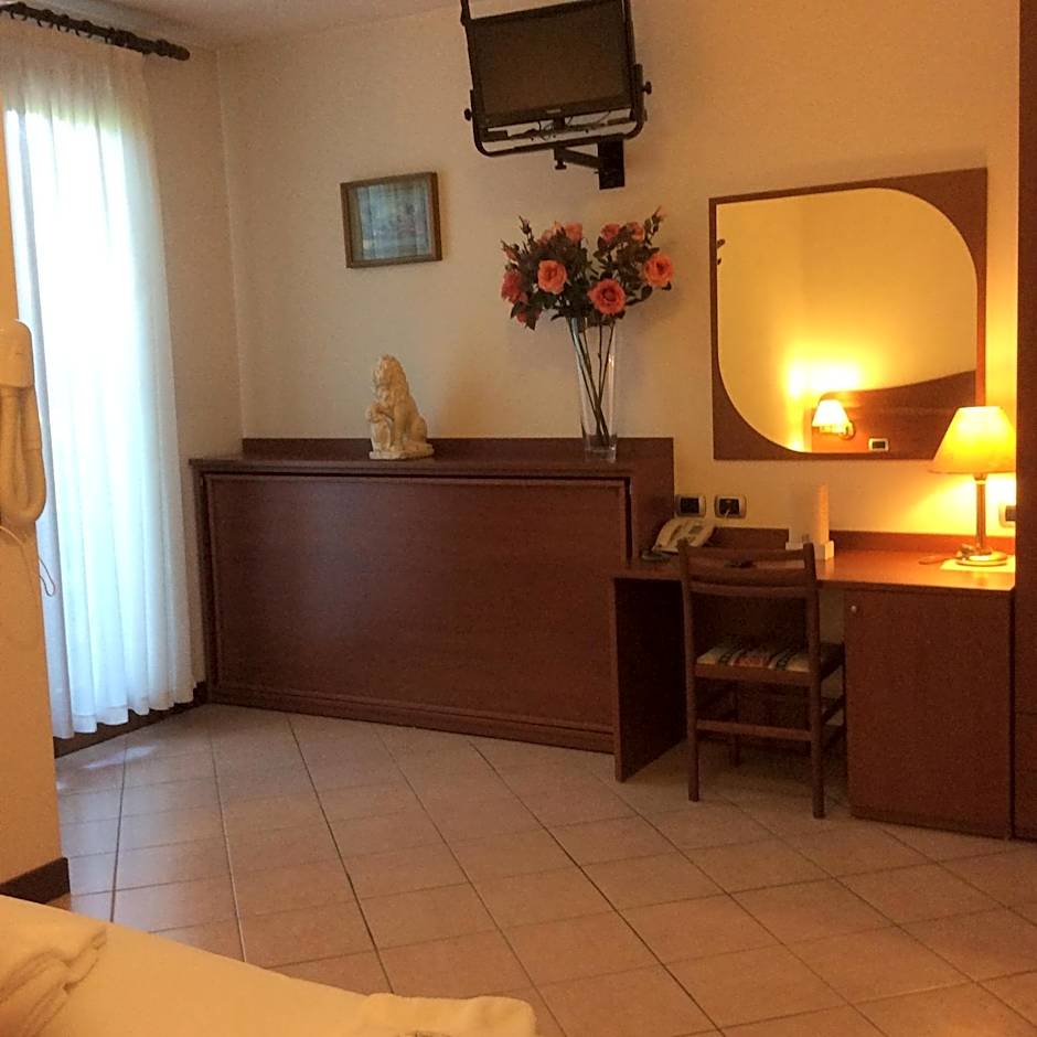 Hotel Pizzeria Ristorante "Al Leone"