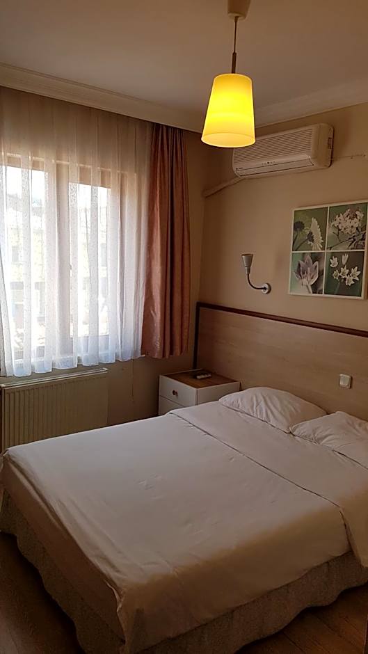 Hotel Crowded House