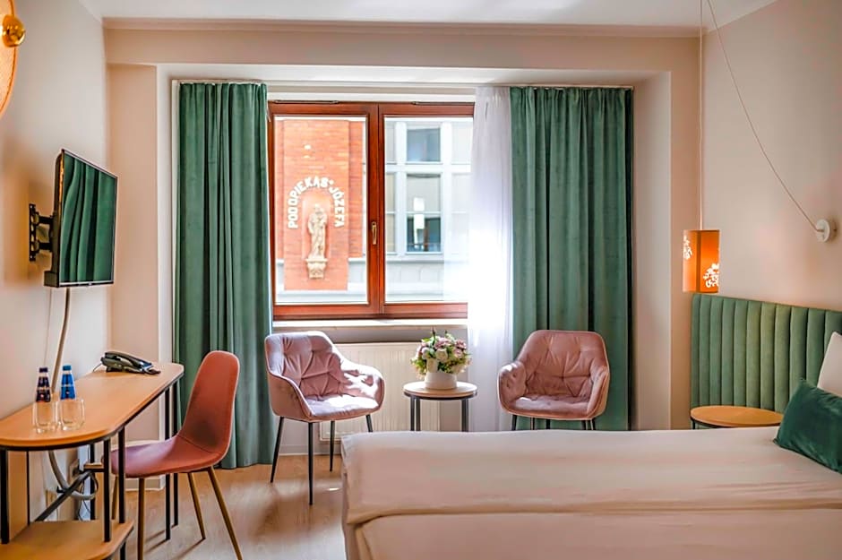 Hotel H12