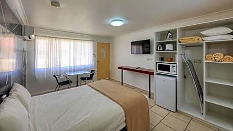 Standard 1 Queen Bed