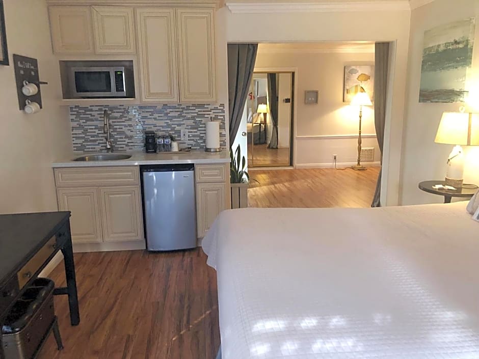 Seaside Laguna Inn & Suites