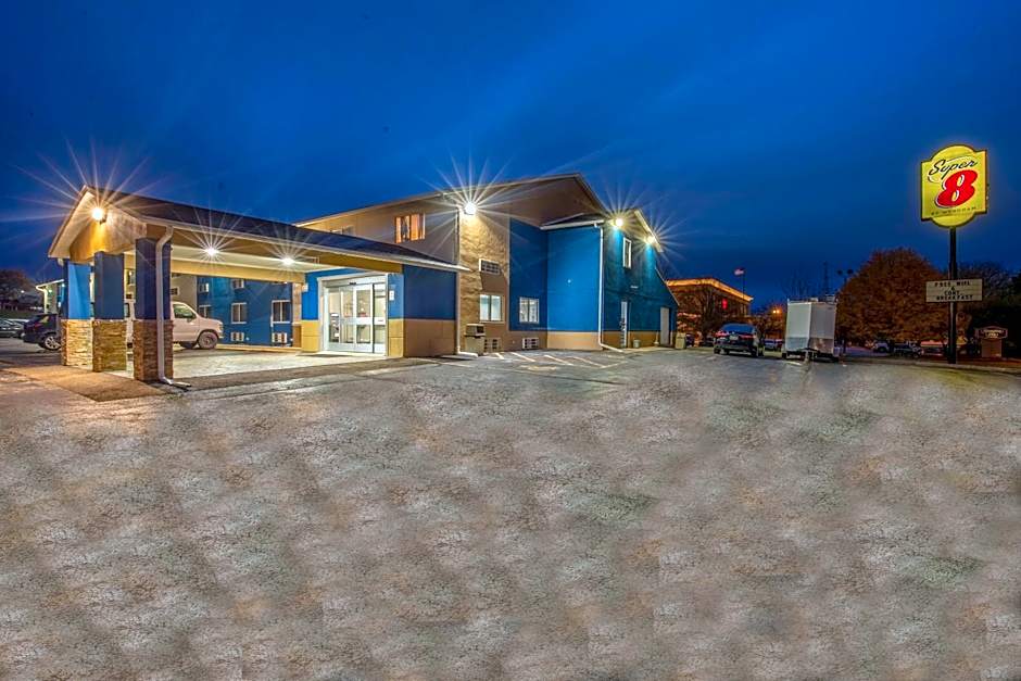 Super 8 by Wyndham Rockford I-90/Casino District