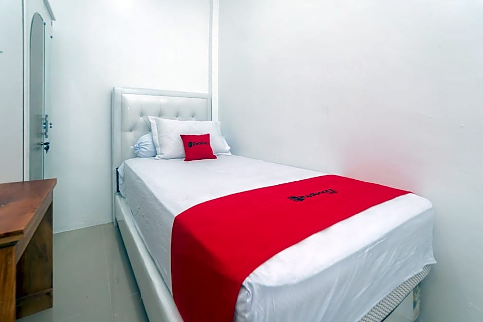 RedDoorz Syariah near Pelabuhan Ulee Lheue Banda Aceh