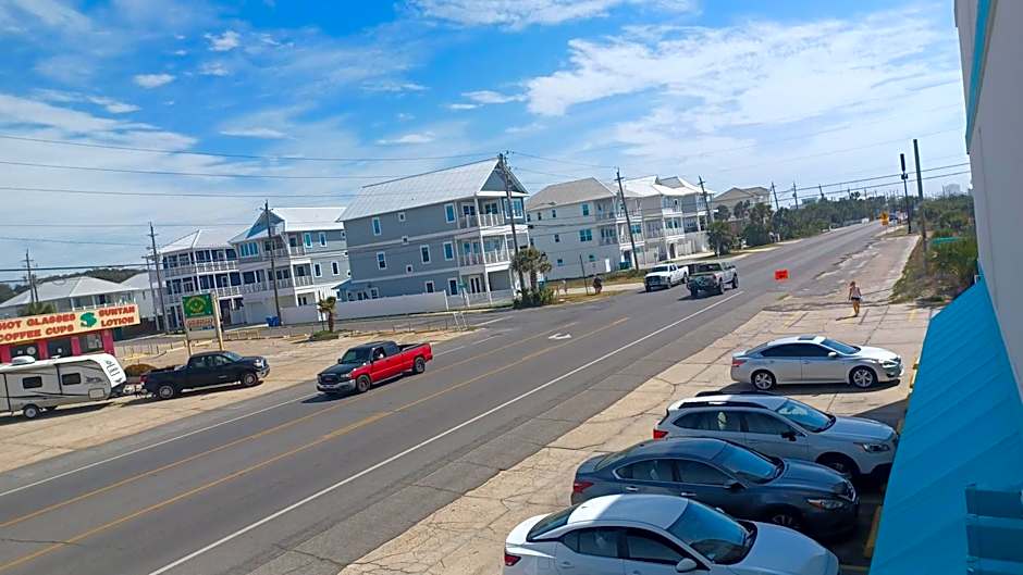 ON THE BEACH! COUPLES GETAWAY,HONEYMOON SWEET, Perfectly Cozy Beach Front Condo, full kitchen, pool, free parking,CHECK-IN AT DOOR