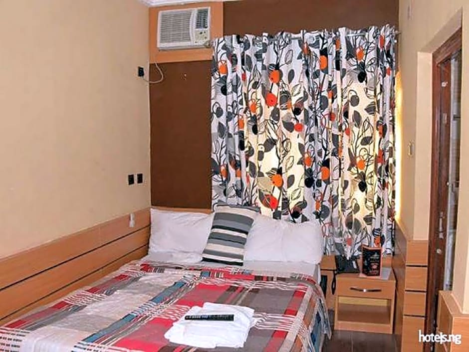 Wise Penny Suites and Spa