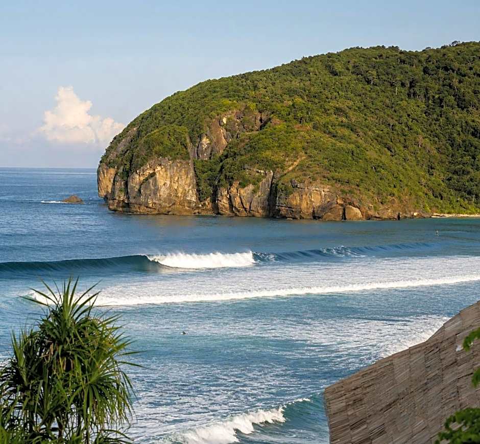Kini Resort - Luxury Beachfront Bamboo Resort