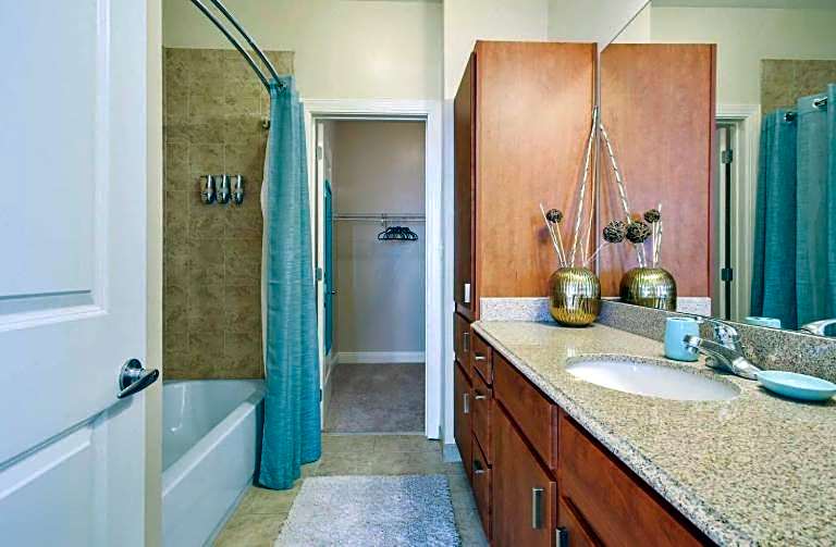 Amazing Condos Beautiful View 2 Blocks To French Quarter, Small Rooftop Pool, Gym, Seanger Theater, Super Dome, And Bourbon St