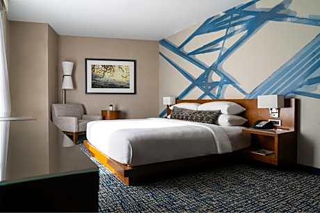 King Room with Adapted Tub - Mobility and Hearing Accessible