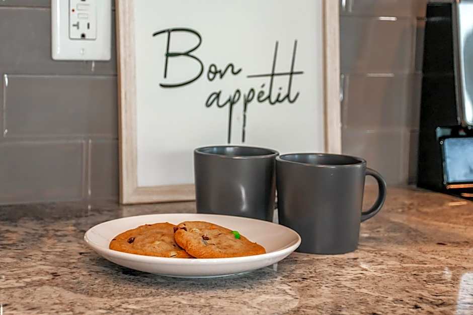 Amazing Luxe Home, AC, HUGE Yard, FirePit, Pet Friendly, Sleeps 10!