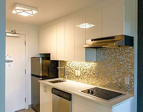 1 Queen Mobility Accessible Communication Assistance Roll In Shower Kitchenette Sofabed Non-Smoking